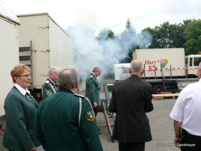 Die Kirmes wird mit Salutschssen erffnet.