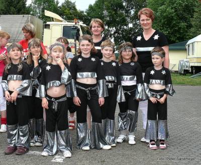 Stefanie Adam mit ihrer Minitanztruppe.