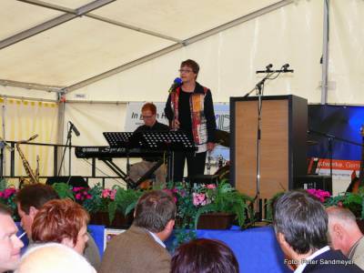 Anna Simon und Sebastian Voltz unterhalten die Gste mit Chansons.