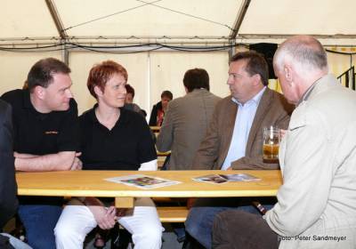 Und hier unterhlt sich Michael Adam und seine Ehefrau Stefanie mit Umweltminister Mrsdorf und dem Brgermeister Zimmer